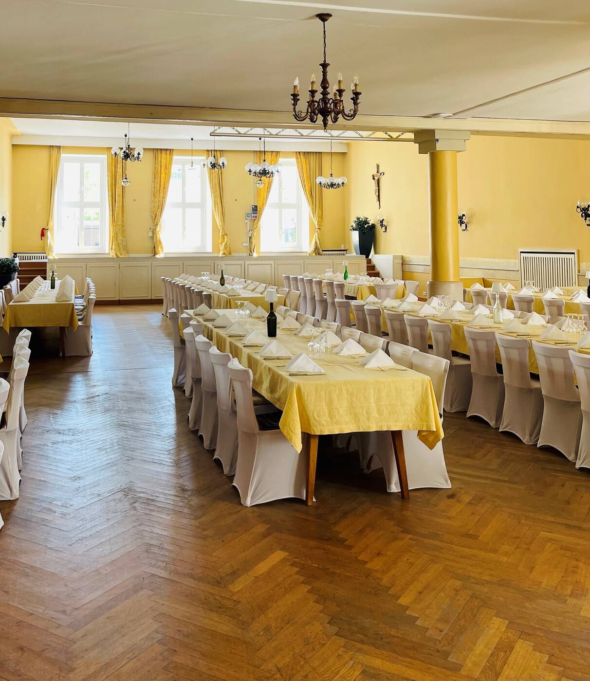 Jungbräu-Saal eingedeckt für eine Veranstaltung