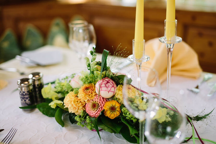 Festlich gedeckter Tisch mit Blumenschmuck